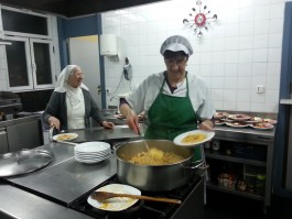 Jacin, cocinera del albergue (derecha) y Sor Carmen en la cocina del albergue preparan la cena.