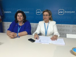 La candidata popular, María José Martínez, acompañada de Mercedes Rico